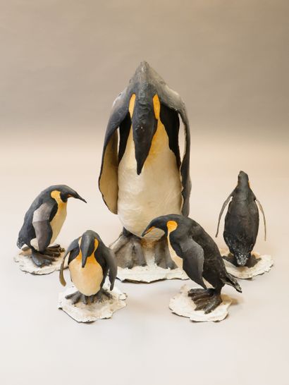 null Famille de pingouins composée d'une mère et de ses quatre petits en papier mâché...