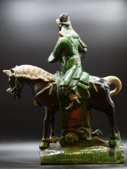 null 
CHINE, dynastie Ming (1368-1644). Tuile faîtière sculptée d'un cavalier à l'arrêt....