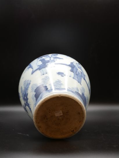 null 
CHINE, XVIIe siècle. Vase à décor de lettrés dans un paysage. Porcelaine émaillée...