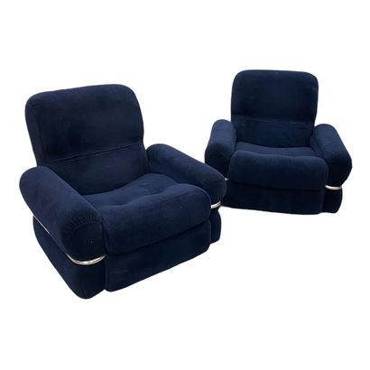 null Paire de fauteuils très confortable en velours bleu et acier tubulaire chromé....