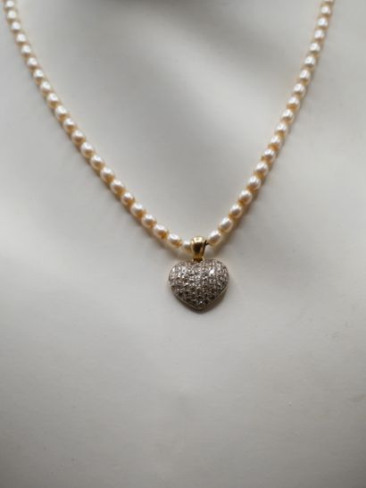 null 
Collier en perles de forme ovale, fermoir or jaune et pendentif cœur et br...