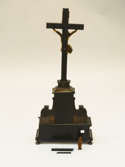 null 
Crucifix d’autel en ébène, placage d’ébène, et bois doré. Il est composé en...