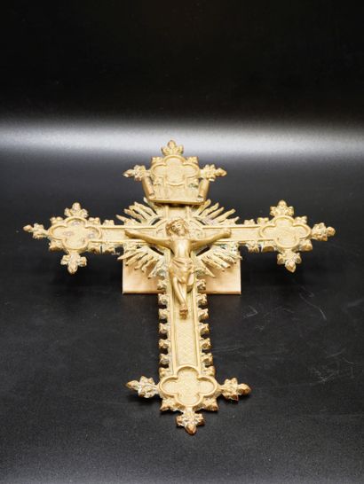 null Crucifix en bronze doré de style néogothique. Travail de la fin du XIXème siècle....