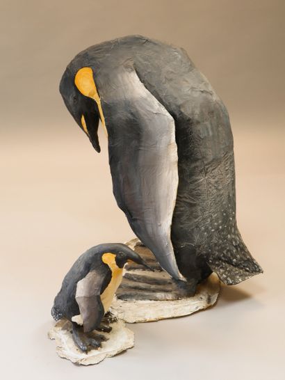 null Famille de pingouins composée d'une mère et de ses quatre petits en papier mâché...