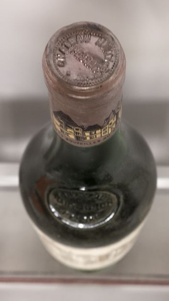 null 
1 bouteille Château HAUT BRION - 1er Gcc Graves Blanc 1976 Etiquette légèrement...
