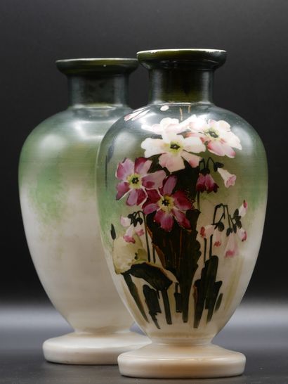 null Paire de vases en verre opalescent à décor floral sur

fond de dégradé vert.

Bon...