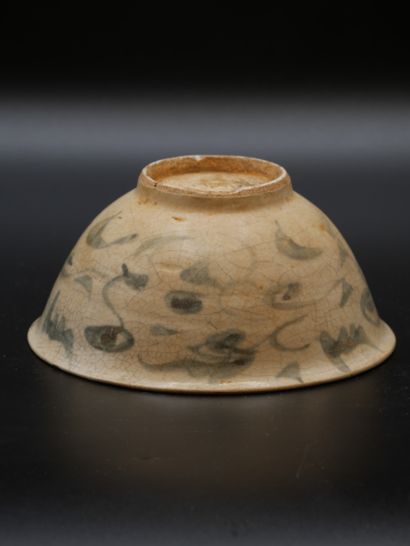 null Chine, dynastie Yuan (1234-1268). Bol décoré de feuillages, fleurs et rinceaux....