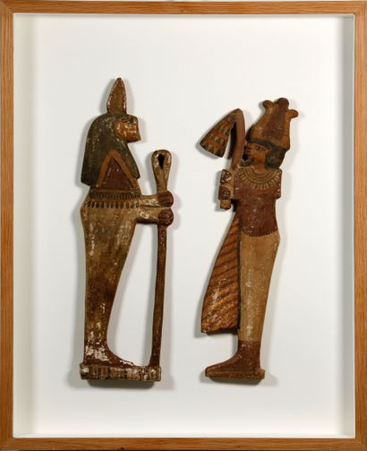 null Deux appliques sculptées polychromes de grande taille représentant Osiris, tenant...