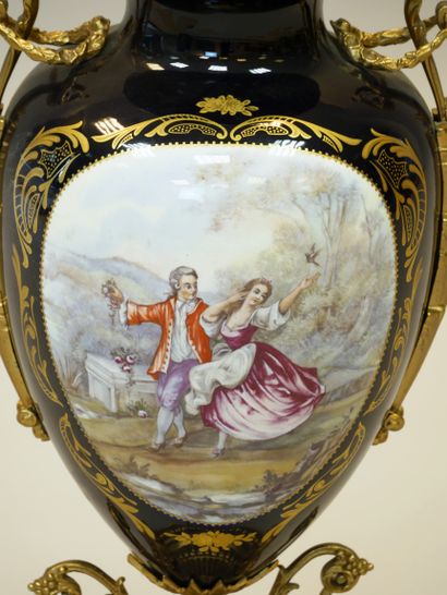 null PARIS dans le goût de Sèvres. Vase monté et couvert en porcelaine polychrome...