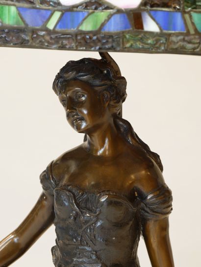null Lampe « La Vendangeuse ». Sculpture en bronze représentant une femme tenant...