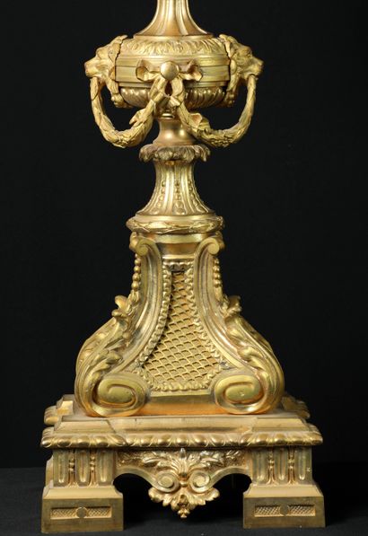 null 
Garniture de cheminée de style Louis XVI en bronze doré et ciselé composée...