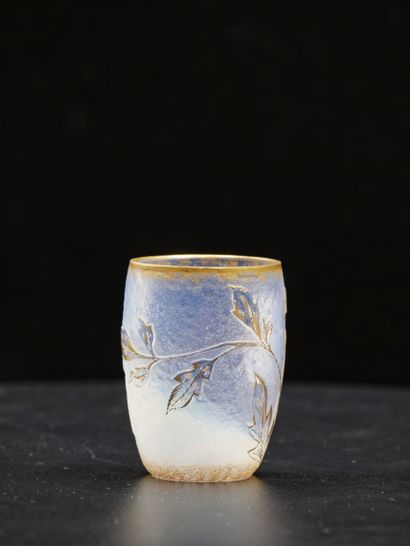 null 
DAUM, Nancy vers 1892. Petit vase en verre opalescent à décor de muguet rehaussé...