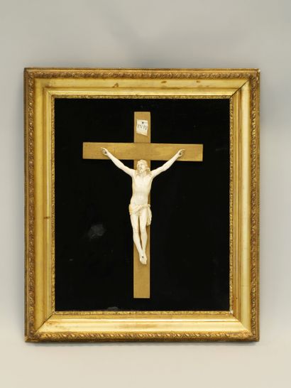 null Christ en ivoire avec périzonium tombant à droite, sur une croix en bois peint...