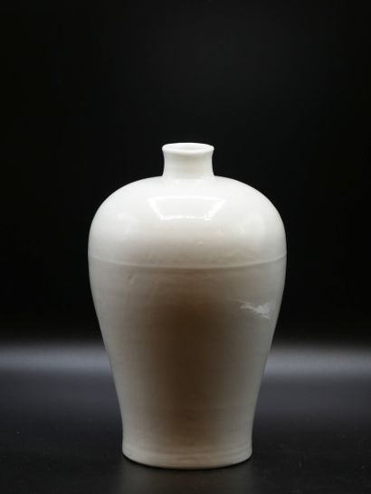 null 
CHINE, XXeme siècle. Vase Meiping en porcelaine émaillée blanche, Décor sous...