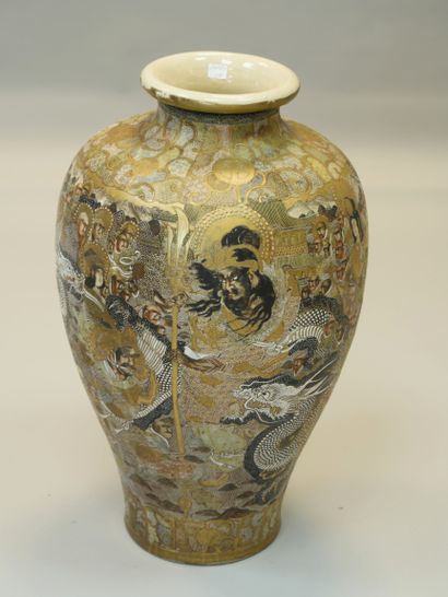 null 
JAPON, circa 1900, faïence de Satsuma. Vase balustre orné de dragons en mouvements...