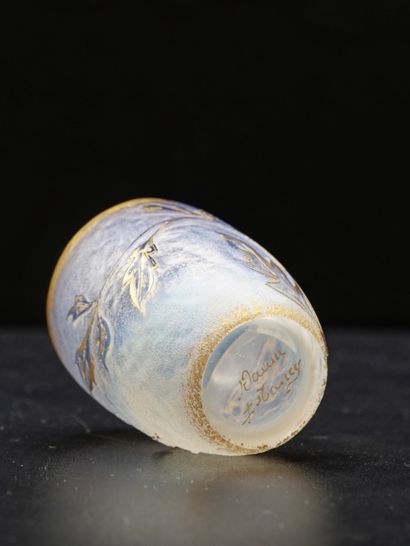 null 
DAUM, Nancy vers 1892. Petit vase en verre opalescent à décor de muguet rehaussé...