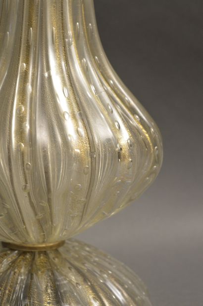 null Pied de lampe en verre côtelé à inclusions d’or. Venise, Murano, années 1950....