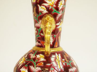 null 
LONGWY. Vase en céramique de forme pansue à haut col et anses à tête d’éléphant....