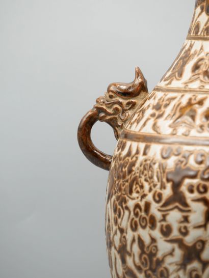 null VIETNAM, 1950, Bien Hoa. Vase en grés émaillé gris et brun décoré de frises...