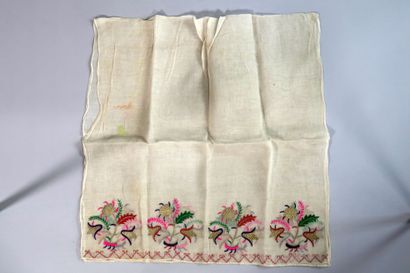 null Mongolie tatare, circa 1900. Lot de quinze pièces de lin et coton brodées de...