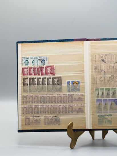 null Album de timbres du Vietnam, comprenant 17 pages de 1950 à 1960.