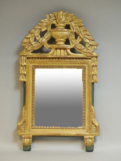 null Miroir à fronton de style Louis XVI en bois sculpté et doré et laqué vert à...