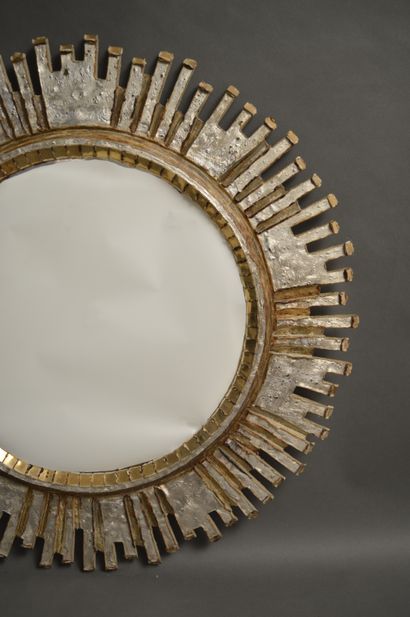 null Line VAUTRIN (1913-1997)

Miroir « Solaire » à vue circulaire en talosel champagne...