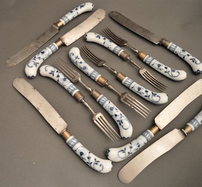 null Ensemble de six fourchettes et couteaux en acier, manche en porcelaine à décor...