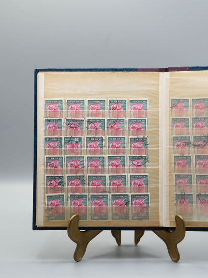 null Album de timbres du Vietnam, comprenant 17 pages de 1950 à 1960.