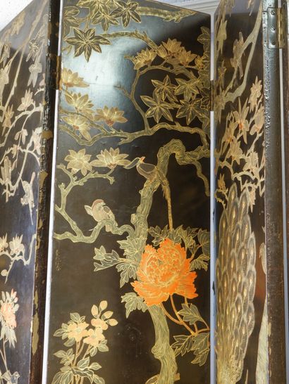 null CHINE, fin XIXe siècle, Grand paravent à huit feuilles en bois laqué à décor...