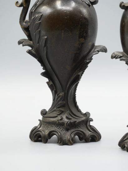 null Paire de petits vases en bronze à patine brune à décor feuillagé et mascaron....