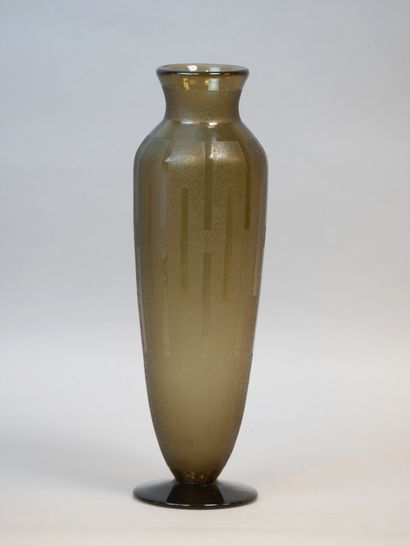 null Charles SCHNEIDER (1881-1953)

Vase de forme balustre en verre fumé teinté dans...