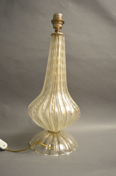null Pied de lampe en verre côtelé à inclusions d’or. Venise, Murano, années 1950....
