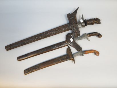 null Ensemble de trois kriss malais.

Fourreaux et montures en bois, lames « flamboyantes...