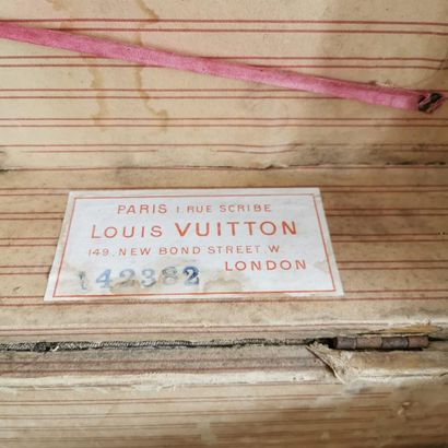 null 
Maison Louis VUITTON. Grande malle de voyage à couvercle plat en bois et

toile...