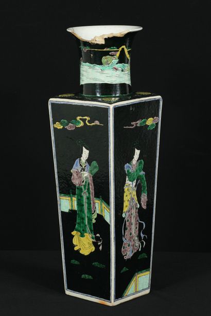 null Chine, époque Kangxi (1661-1722). Grand vase à 4 pans coupés orné de 3 dames...