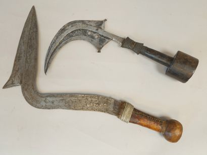 null Ensemble de deux couteaux type faucilles, montées sur bois 47,5 et 38,5 cm.

Congo...
