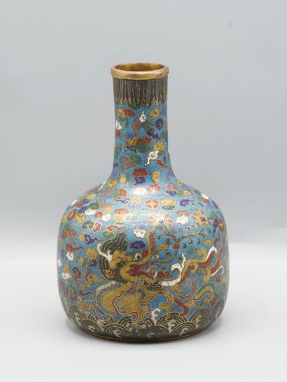  Chine fin Xxe siècle. Vase et émaux cloisonnés à décor de dragon sur un fond de...