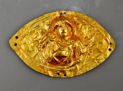 null Superbe plaque au repoussé présentant un portrait de femme, la main sur la poitrine,...