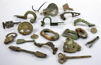 null Important lot d’objets archéologiques en bronze comprenant une cuillère, des...