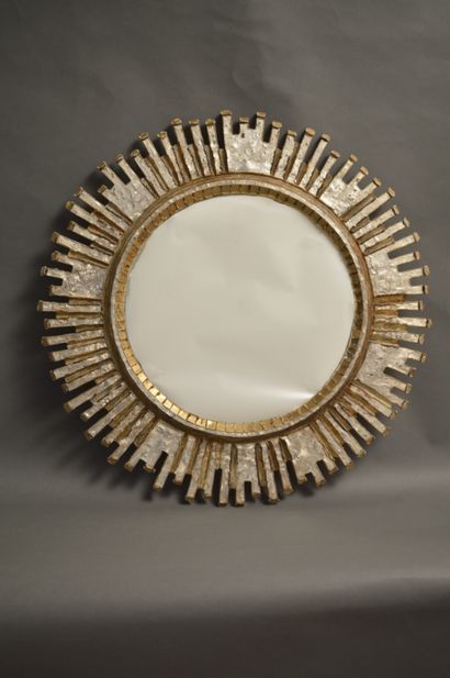  Line VAUTRIN (1913-1997) 
Miroir « Solaire » à vue circulaire en talosel champagne...