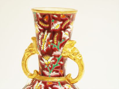 null 
LONGWY. Vase en céramique de forme pansue à haut col et anses à tête d’éléphant....