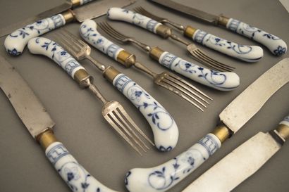 null Ensemble de six fourchettes et couteaux en acier, manche en porcelaine à décor...