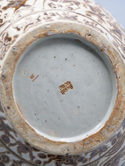 null VIETNAM, 1950, Bien Hoa. Vase en grés émaillé gris et brun décoré de frises...