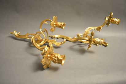 null 
Paire d’appliques en bronze doré de style Louis XV à deux bras de lumières....