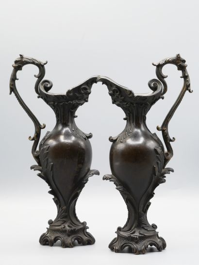 null Paire de petits vases en bronze à patine brune à décor feuillagé et mascaron....