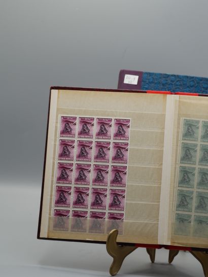 null Lot de 2 albums de timbres: Philippines et Indonésie année 1950 à 1960.