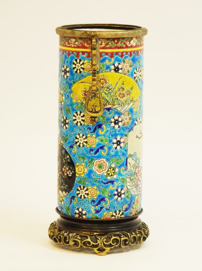 null 
LONGWY. Vase en céramique polychome de forme rouleau; pied, col et anses en...