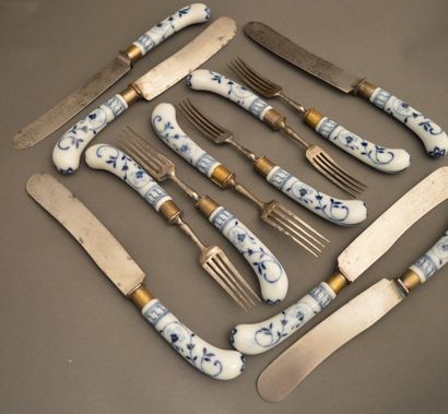 null Ensemble de six fourchettes et couteaux en acier, manche en porcelaine à décor...