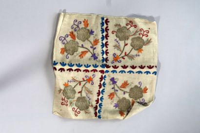 null Mongolie tatare, circa 1900. Lot de quinze pièces de lin et coton brodées de...